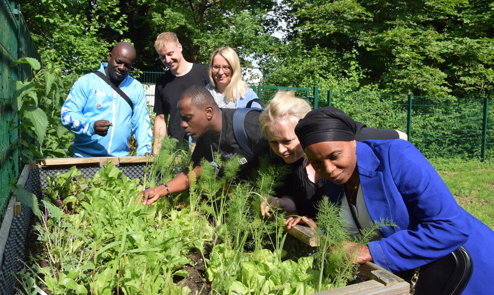 Holz für ein Hochbeet wäre in Tansania zu teuer, dort wird Kunststoff genommen: Schulleiter Sajigwa Nikupal (l.), seine Kollegin Mwajabu Omary (r.) und der IT-Student Evans Godwin (M.) erkunden gemeinsam mit Jan Riemers und den Lehrerinnen Nina Gudjonsdotti (3.v.l.) und Jasmin Ostermeyer den OHG-Schulgarten. Fotos: Brinkmann-Thies/Privat