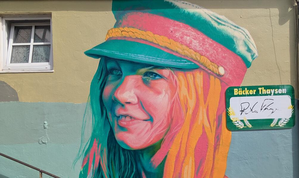 Lenies Porträt auf einer Hauswand in Flensburg. Fotos: Roberto Vallilengua/br