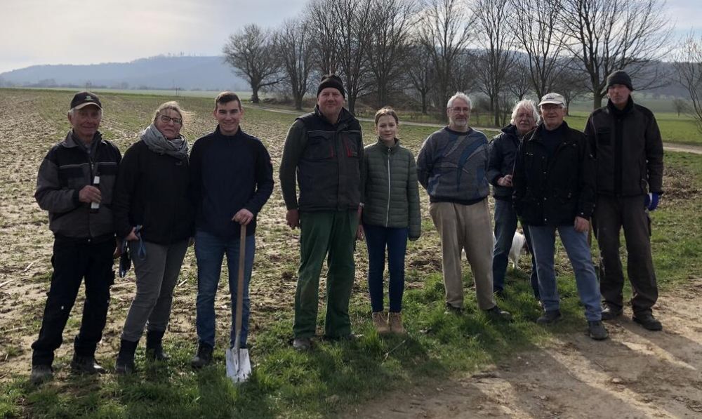 Mit vereinten Kräften: Baumpaten und Nabu-Mitglieder sind im Einsatz für die Erweiterung der Streuobstreihe in Eldagsen. Foto: Nabu