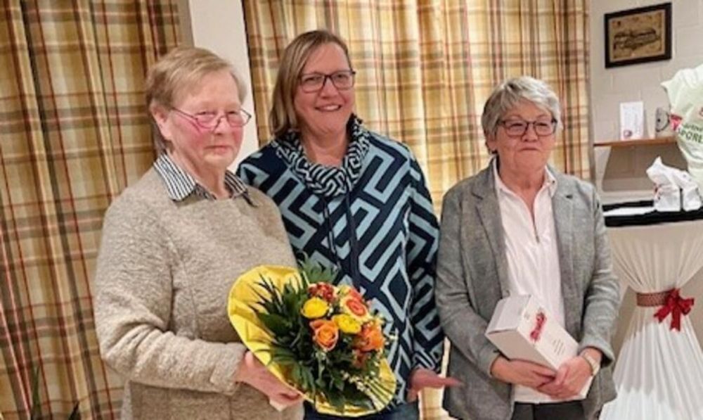 48 Jahre Mitglied im DRK-Ortsverein, davon 19 Jahre Vorsitzende: Annegret Flügge (l.) kandidiert nicht erneut und wurde kürzlich in Flegessen, Hasperde und Klein Süntel verabschiedet. Foto: privat
