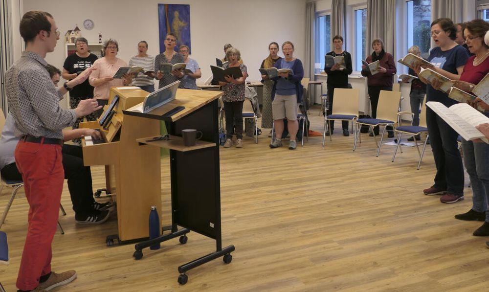Die Leitung des Chores „Chorus Vokale“ wird geteilt. Louis Mühlbauer (links) dirigiert. Dean Schrammar unterstützt die Sängerinnen und Sänger, indem er den Chorsatz am Klavier spielt. Foto: Voigtmann