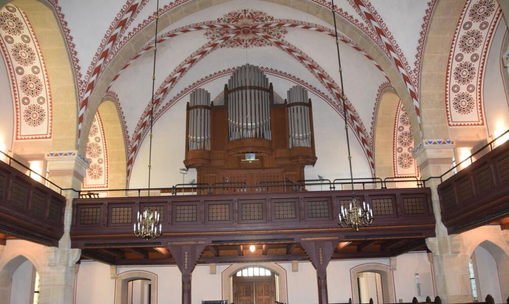 Die Furtwängler & Hammer-Orgel wurde ebenso wie die St-Martin-Kirche im Jahr 1907 erbaut (gr. Bild). Kirchenvorstandsmitglied Michael Kleuker zeigt die großen Pfeifen. Fotos: Br/ Beranstalter