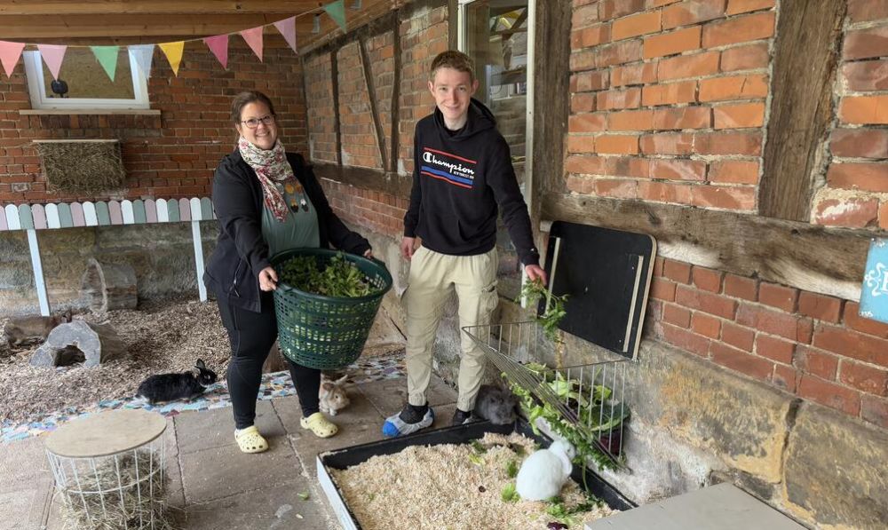 Sonja Stefan und Thorben Elbracht füttern die Kaninchen auf dem Tierschutzhof. Sonja Stefan hat Leckerlies dabei, die Pferde kommen zum Schnuppern. Fotos: Fiona Lechner