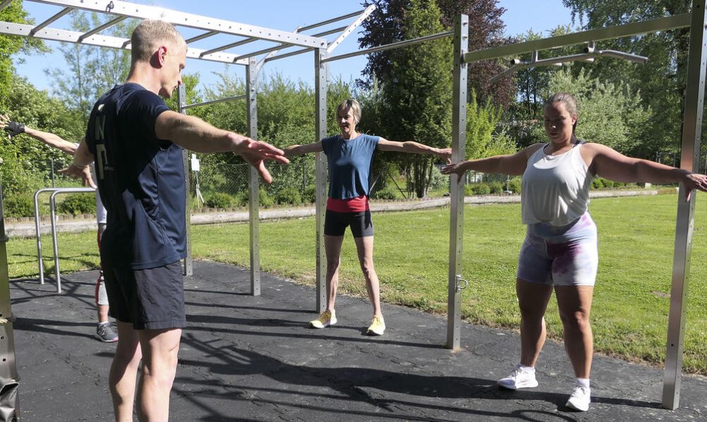 Waldemar Brecht (l.) ist der neue Trainer für die Sportart Calisthenics, bei der es darum geht, mit eigenem Gewicht Kraft aufzubauen.