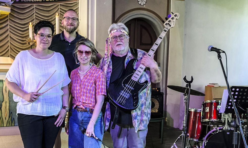 Die Band für den Schlagergottesdienst (v.l.): Schlagzeugerin Annika Klose, Popkantor Marco Knichala, Sängerin Corinna Fiedler und Reiner Jaworski am E-Bass. Fotos: Voigtmann