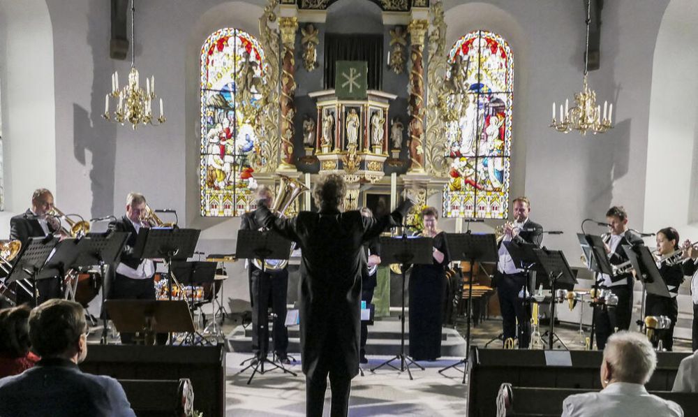 Thomas Eickhoff ist Dirigent und musikalischer Leiter des Ensembles und moderiert auf launige Art. Foto: VOIGTMANN