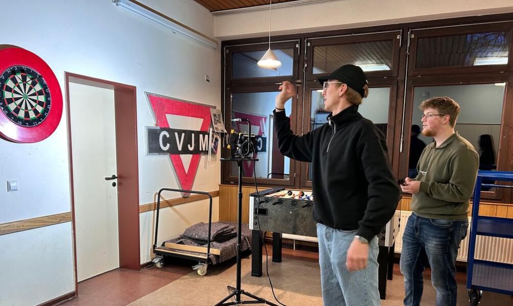 Kilian (l.) und Simon haben die Dart-Scheibe konzentriert im Blick. Foto: br