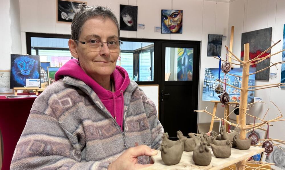 Diese von Martina Bismark kreierten Ton-Hühner müssen noch im Ofen gebrannt werden.