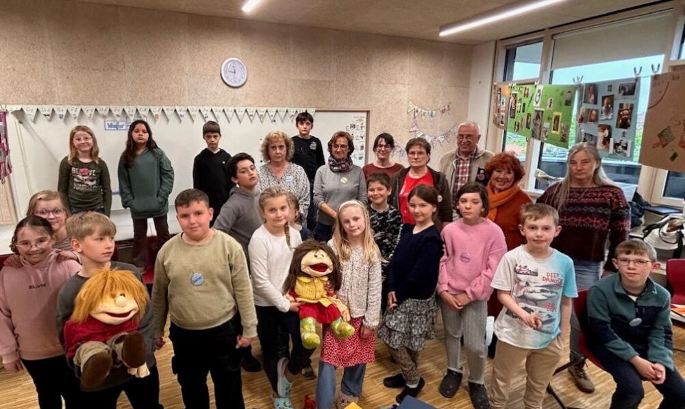 Im Plenum kommen die Drittklässler der Bennigser Grundschule mit den Ehrenamtlichen für Lieder und Gespräche zusammen.