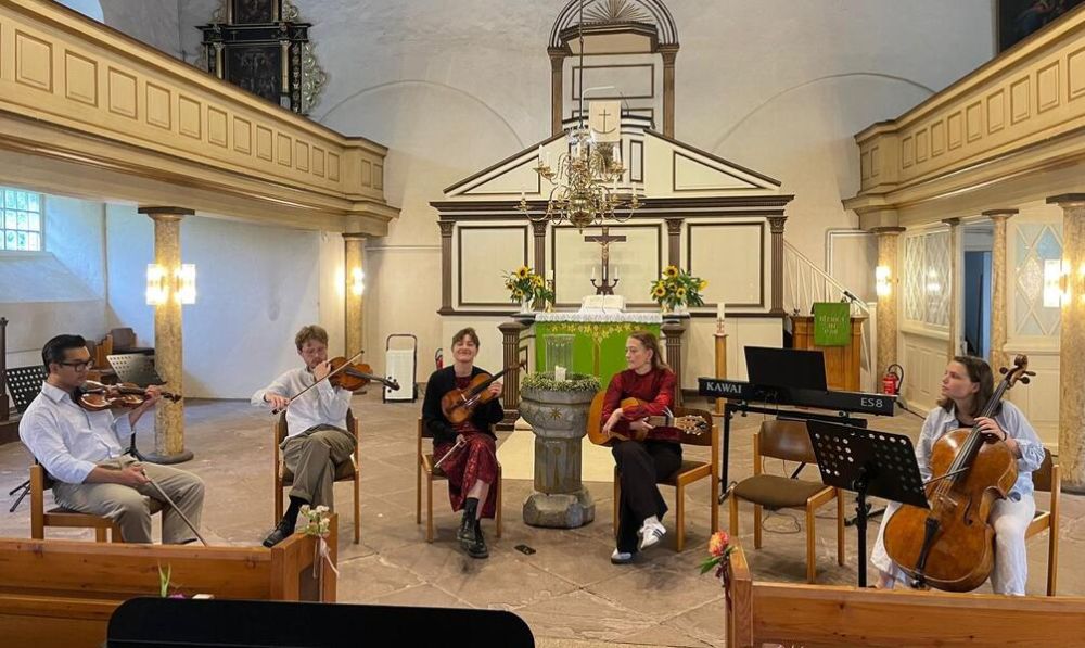 Auch im vergangenen Jahr musizierten Fiene und Mai Dettenborn (mitte) mit befreundeten Muiksern in Gestorf. Fotos: Privat