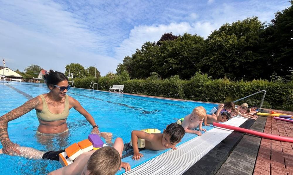 Arm- und Beinbewegungen müssen beim Schwimmen koordiniert werden: Das übt Isabelle Zöller mit den Kindern. Fotos: br