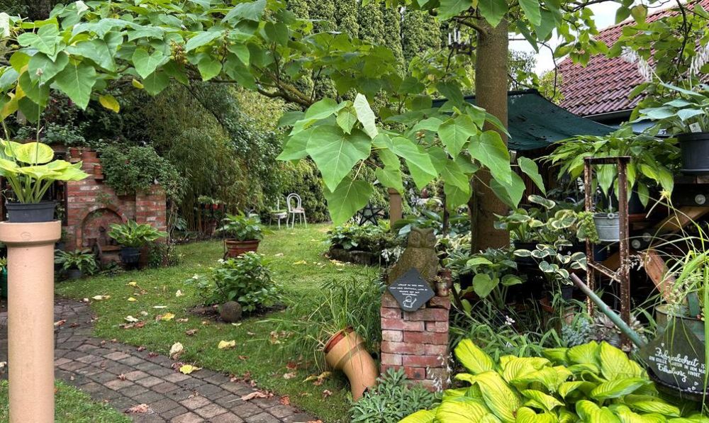 Blick in den Garten von Christine Rimkus, in dem es neben Pflanzen viel kreative Deko zu entdecken gibt. Fotos: Brinkmann-Thies