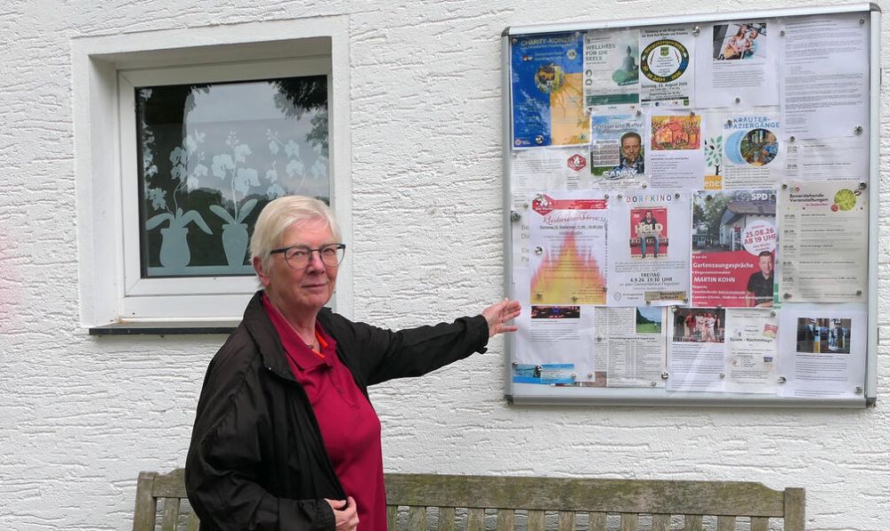 Brigitte Ehrlich muss sie regelmäßig neu bestücken; die Info-Tafel an der Alten Wache.Fotos: Voigtmann